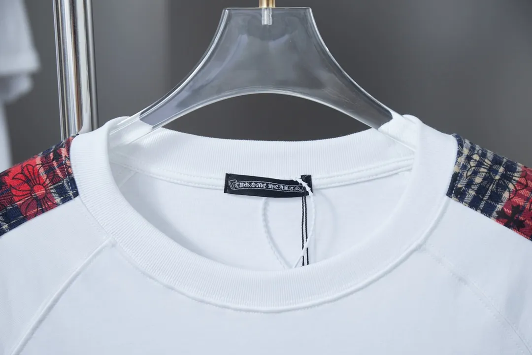 🅿️190 Ch*ome Hearte 25SS Early Spring New Style Ribbon Crow Heart Cross Short Sleeves Light Luxury Essential Item for Daily Commuting for Men and Women Correct Version Welcome to Compare Detailed Features · 320g 100% pure cotton double yarn jersey fabric · Custom dyed in the same cylinder, special thickened 32 count double-ply 1X1 thread · Raglan sleeves spliced with Crow Heart webbing design. Chest embroidered patchwork Crow heart canvas➕Hand-stitched hardware accessories · Double-needle stitching across seams · Original main mark, washed tag, branded moisture-proof paper packaging Color: black/white Size: S/M/L/XL